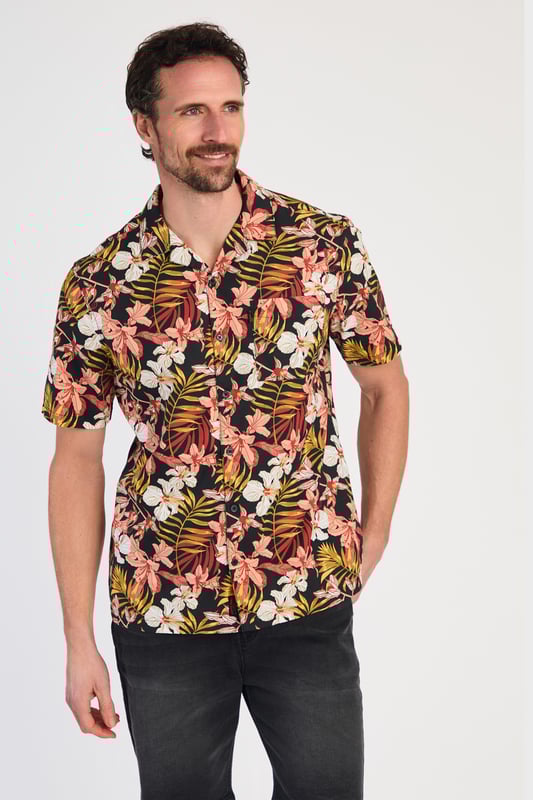 This 100% cotton poplin floral-printed shirt by Tokyo Laundry offers a stylish, tropical vibe with a chest pocket for added convenience. Lightweight and breathable, it’s perfect for warm weather. Pair it with chino shorts or linen trousers for a relaxed yet refined look. A must-have addition to your summer wardrobe.