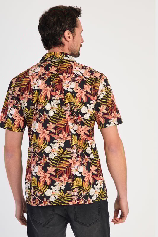 This 100% cotton poplin floral-printed shirt by Tokyo Laundry offers a stylish, tropical vibe with a chest pocket for added convenience. Lightweight and breathable, it’s perfect for warm weather. Pair it with chino shorts or linen trousers for a relaxed yet refined look. A must-have addition to your summer wardrobe.