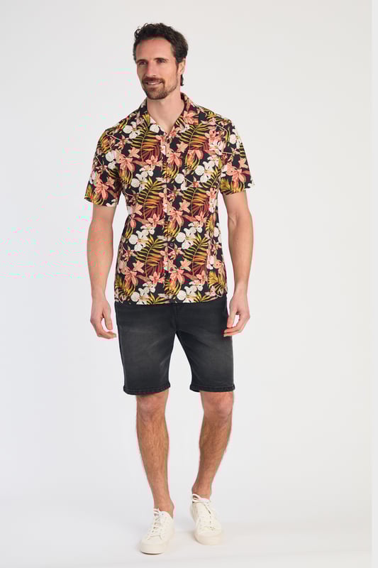 This 100% cotton poplin floral-printed shirt by Tokyo Laundry offers a stylish, tropical vibe with a chest pocket for added convenience. Lightweight and breathable, it’s perfect for warm weather. Pair it with chino shorts or linen trousers for a relaxed yet refined look. A must-have addition to your summer wardrobe.
