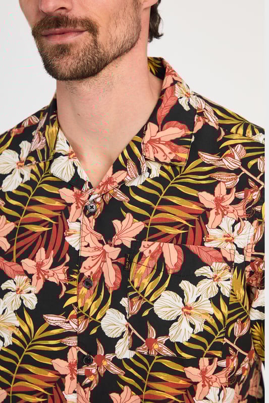 This 100% cotton poplin floral-printed shirt by Tokyo Laundry offers a stylish, tropical vibe with a chest pocket for added convenience. Lightweight and breathable, it’s perfect for warm weather. Pair it with chino shorts or linen trousers for a relaxed yet refined look. A must-have addition to your summer wardrobe.