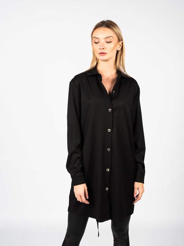 La Haine Inside Us Camisa Unisex-LW511 de mujer negro Estilo suelto
Unisex
Cierre con botones decorativos
Con manga larga
Puños con botones
Botones en los lados
Detalle decorativo en la parte trasera
Hecho con tejido de alta calidad
Fabricado en Italia