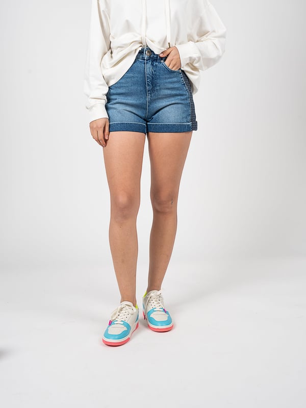 Denim shorts
Deze speciale denim shorts met tweed inzetstukken combineren een klassieke stijl met een modern accent en zijn perfect voor elke gelegenheid, van casual bijeenkomsten tot elegantere gelegenheden.

Met tweed inzetstuk
De stijlvolle tweed inzet voegt een onderscheidend karakter toe, benadrukt individualiteit en creativiteit in de mode en zorgt voor een subtiel contrast met het denim materiaal.

Sluiting met knoop en rits met logo
Praktisch en esthetisch gaan hand in hand met een knoop- en ritssluiting met logo die comfort biedt en een luxueuze touch toevoegt.

Twee zakken voor en achter
Er zitten twee zakken op de voor- en achterkant, die niet alleen functioneel zijn maar ook een stijlvol element vormen en waarin je kleine spullen binnen handbereik kunt opbergen.

Gemaakt van hoogwaardige stof
Deze shorts zijn gemaakt van hoogwaardige stof en garanderen duurzaamheid, comfort en een uitstekende pasvorm, waardoor je elke keer dat je ze draagt een gevoel van luxe ervaart.