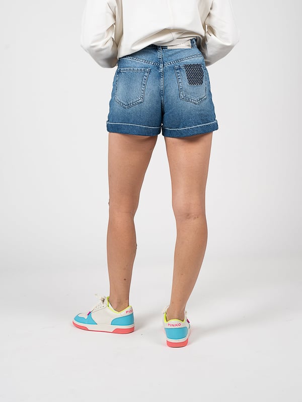 Denim shorts
Deze speciale denim shorts met tweed inzetstukken combineren een klassieke stijl met een modern accent en zijn perfect voor elke gelegenheid, van casual bijeenkomsten tot elegantere gelegenheden.

Met tweed inzetstuk
De stijlvolle tweed inzet voegt een onderscheidend karakter toe, benadrukt individualiteit en creativiteit in de mode en zorgt voor een subtiel contrast met het denim materiaal.

Sluiting met knoop en rits met logo
Praktisch en esthetisch gaan hand in hand met een knoop- en ritssluiting met logo die comfort biedt en een luxueuze touch toevoegt.

Twee zakken voor en achter
Er zitten twee zakken op de voor- en achterkant, die niet alleen functioneel zijn maar ook een stijlvol element vormen en waarin je kleine spullen binnen handbereik kunt opbergen.

Gemaakt van hoogwaardige stof
Deze shorts zijn gemaakt van hoogwaardige stof en garanderen duurzaamheid, comfort en een uitstekende pasvorm, waardoor je elke keer dat je ze draagt een gevoel van luxe ervaart.