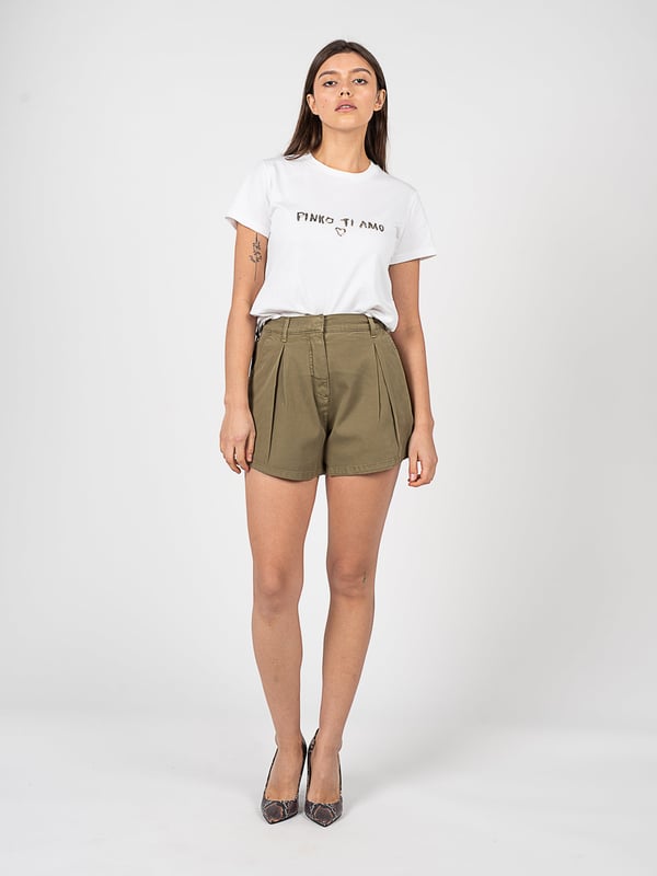 Los pantalones cortos de jeans son la elección perfecta para los días de verano, combinando estilo y comodidad, lo que te permite disfrutar de la libertad de movimiento sin perder un aspecto moderno.

Con cierre de gancho y cremallera, ofrecen facilidad de uso y seguridad, asegurándote de que se mantendrán en su lugar durante todo el día, sin importar lo que hagas.

Con pinzas modeladoras en el frente, estos pantalones cortos no solo resaltan la figura, sino que también añaden elegancia, permitiéndote sentirte seguro y con estilo, sin importar la ocasión.

Con dos bolsillos insertados, proporcionan funcionalidad y practicidad, permitiéndote guardar pequeños objetos, como llaves o teléfono, siempre a mano.

Hechos de tela de alta calidad, estos pantalones cortos no solo son duraderos, sino también agradables al tacto, lo que significa que te servirán durante muchas temporadas, manteniendo su perfecta apariencia.