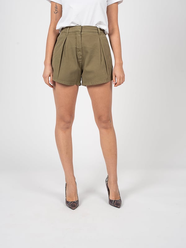 Los pantalones cortos de jeans son la elección perfecta para los días de verano, combinando estilo y comodidad, lo que te permite disfrutar de la libertad de movimiento sin perder un aspecto moderno.

Con cierre de gancho y cremallera, ofrecen facilidad de uso y seguridad, asegurándote de que se mantendrán en su lugar durante todo el día, sin importar lo que hagas.

Con pinzas modeladoras en el frente, estos pantalones cortos no solo resaltan la figura, sino que también añaden elegancia, permitiéndote sentirte seguro y con estilo, sin importar la ocasión.

Con dos bolsillos insertados, proporcionan funcionalidad y practicidad, permitiéndote guardar pequeños objetos, como llaves o teléfono, siempre a mano.

Hechos de tela de alta calidad, estos pantalones cortos no solo son duraderos, sino también agradables al tacto, lo que significa que te servirán durante muchas temporadas, manteniendo su perfecta apariencia.