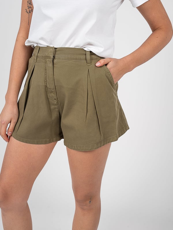 Los pantalones cortos de jeans son la elección perfecta para los días de verano, combinando estilo y comodidad, lo que te permite disfrutar de la libertad de movimiento sin perder un aspecto moderno.

Con cierre de gancho y cremallera, ofrecen facilidad de uso y seguridad, asegurándote de que se mantendrán en su lugar durante todo el día, sin importar lo que hagas.

Con pinzas modeladoras en el frente, estos pantalones cortos no solo resaltan la figura, sino que también añaden elegancia, permitiéndote sentirte seguro y con estilo, sin importar la ocasión.

Con dos bolsillos insertados, proporcionan funcionalidad y practicidad, permitiéndote guardar pequeños objetos, como llaves o teléfono, siempre a mano.

Hechos de tela de alta calidad, estos pantalones cortos no solo son duraderos, sino también agradables al tacto, lo que significa que te servirán durante muchas temporadas, manteniendo su perfecta apariencia.