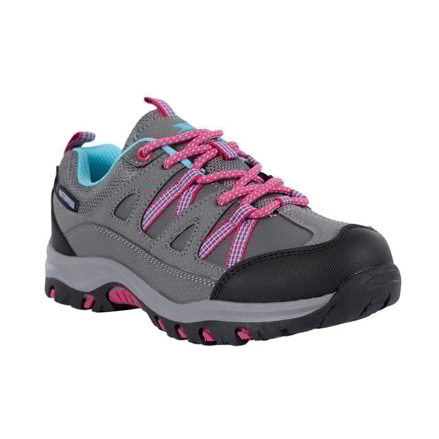 Trespass - Kinder Wanderschuhe "Gillon II" (Grau) Obermaterial: PU (Polyurethan), Stoff. Marke: Trespass. Futterstoff: Stoff. Einlegesohle: EVA (Ethyl-Vinylacetat). Laufsohle: Hohe Traktion, TPR. Zum Schnüren. Gelenkstütze, Atmungsaktiv, gepolstert, Zunge mit Zwickel, Fersenstütze, geformtes Fußbett. Absatz: Flacher Absatz. Niedrig geschnitten. Design: Reflektierend. Materialeigenschaften: Strapazierfähig, Wasserfest.