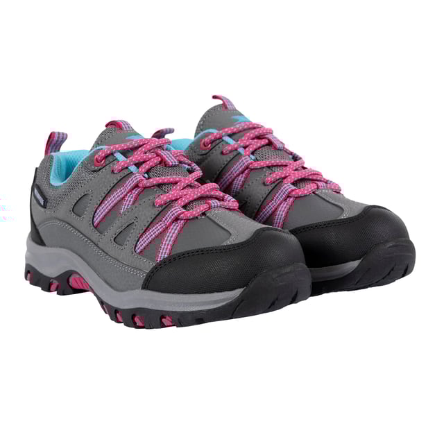 Trespass - Kinder Wanderschuhe "Gillon II" (Grau) Obermaterial: PU (Polyurethan), Stoff. Marke: Trespass. Futterstoff: Stoff. Einlegesohle: EVA (Ethyl-Vinylacetat). Laufsohle: Hohe Traktion, TPR. Zum Schnüren. Gelenkstütze, Atmungsaktiv, gepolstert, Zunge mit Zwickel, Fersenstütze, geformtes Fußbett. Absatz: Flacher Absatz. Niedrig geschnitten. Design: Reflektierend. Materialeigenschaften: Strapazierfähig, Wasserfest.