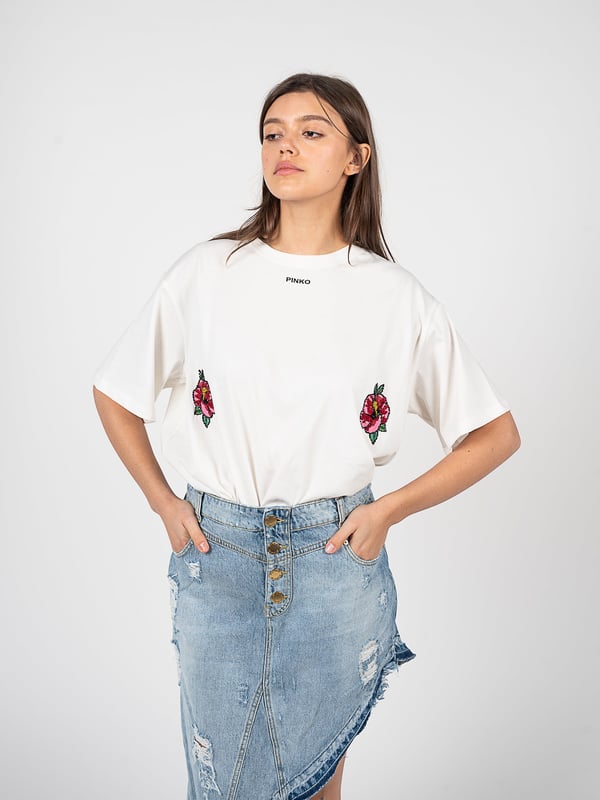 El color uniforme de este producto le confiere elegancia y versatilidad, lo que lo hace perfecto para cualquier ocasión, desde salidas diarias hasta encuentros más formales.

El elemento de marca en la parte delantera es un detalle sutil que añade prestigio y resalta la alta calidad de la fabricación, haciendo este producto no solo estiloso, sino también reconocible entre aquellos que valoran los accesorios de lujo.

El corte holgado asegura no solo una comodidad excepcional, sino también libertad de movimiento, lo que lo convierte en la opción ideal para aquellos que valoran la comodidad y el estilo en uno solo.

Los elementos decorativos que representan flores añaden un encanto romántico y una elegancia sutil, haciendo este producto la elección perfecta para los amantes de la naturaleza y los patrones delicados.

Fabricado en Italia, lo que garantiza la más alta calidad de fabricación, atención al detalle y el uso de los mejores materiales, lo cual es un sello distintivo del artesanado italiano.