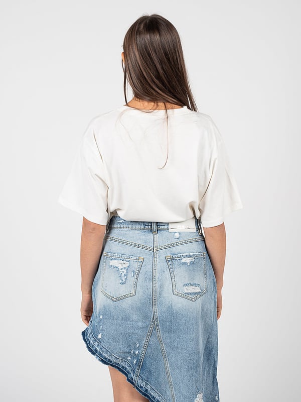 El color uniforme de este producto le confiere elegancia y versatilidad, lo que lo hace perfecto para cualquier ocasión, desde salidas diarias hasta encuentros más formales.

El elemento de marca en la parte delantera es un detalle sutil que añade prestigio y resalta la alta calidad de la fabricación, haciendo este producto no solo estiloso, sino también reconocible entre aquellos que valoran los accesorios de lujo.

El corte holgado asegura no solo una comodidad excepcional, sino también libertad de movimiento, lo que lo convierte en la opción ideal para aquellos que valoran la comodidad y el estilo en uno solo.

Los elementos decorativos que representan flores añaden un encanto romántico y una elegancia sutil, haciendo este producto la elección perfecta para los amantes de la naturaleza y los patrones delicados.

Fabricado en Italia, lo que garantiza la más alta calidad de fabricación, atención al detalle y el uso de los mejores materiales, lo cual es un sello distintivo del artesanado italiano.