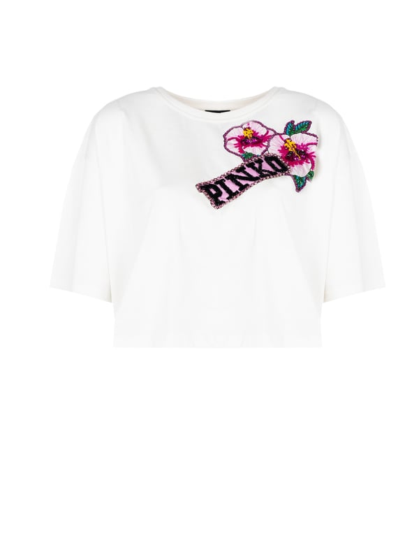 El color uniforme de este producto es un verdadero hit en el mundo de la moda, ya que ofrece elegancia y simplicidad, que se combinan perfectamente con cualquier estilo, al mismo tiempo que destacan el carácter único del portador.

El gran estampado en 3D con un elemento de marca y adornos es un verdadero festín para los ojos, añadiendo profundidad y exclusividad a cualquier atuendo, además de atraer la atención gracias a su precisa ejecución y diseño moderno.

La camiseta corta es la propuesta ideal para los días calurosos, proporcionando comodidad y estilo, mientras permite la libertad de movimiento, lo que la convierte en un elemento esencial del guardarropa de verano.

Producido en Italia, lo que garantiza la más alta calidad de los materiales y la fabricación, además de destacar el prestigio y el lujo asociados con la moda italiana.