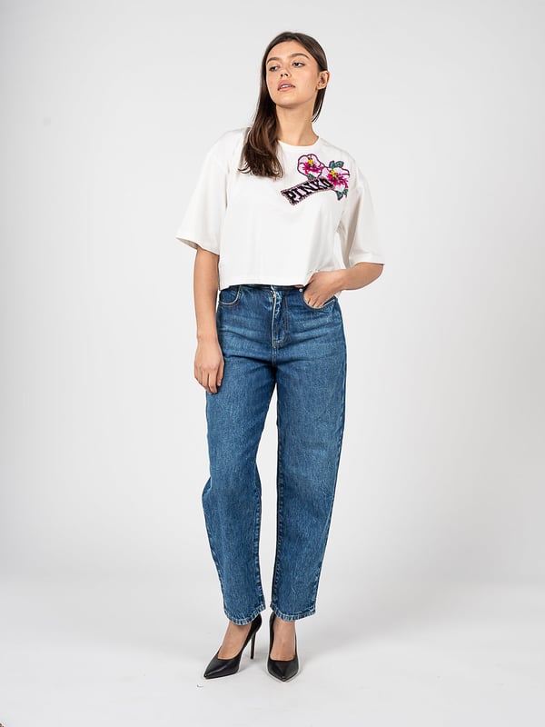 El color uniforme de este producto es un verdadero hit en el mundo de la moda, ya que ofrece elegancia y simplicidad, que se combinan perfectamente con cualquier estilo, al mismo tiempo que destacan el carácter único del portador.

El gran estampado en 3D con un elemento de marca y adornos es un verdadero festín para los ojos, añadiendo profundidad y exclusividad a cualquier atuendo, además de atraer la atención gracias a su precisa ejecución y diseño moderno.

La camiseta corta es la propuesta ideal para los días calurosos, proporcionando comodidad y estilo, mientras permite la libertad de movimiento, lo que la convierte en un elemento esencial del guardarropa de verano.

Producido en Italia, lo que garantiza la más alta calidad de los materiales y la fabricación, además de destacar el prestigio y el lujo asociados con la moda italiana.