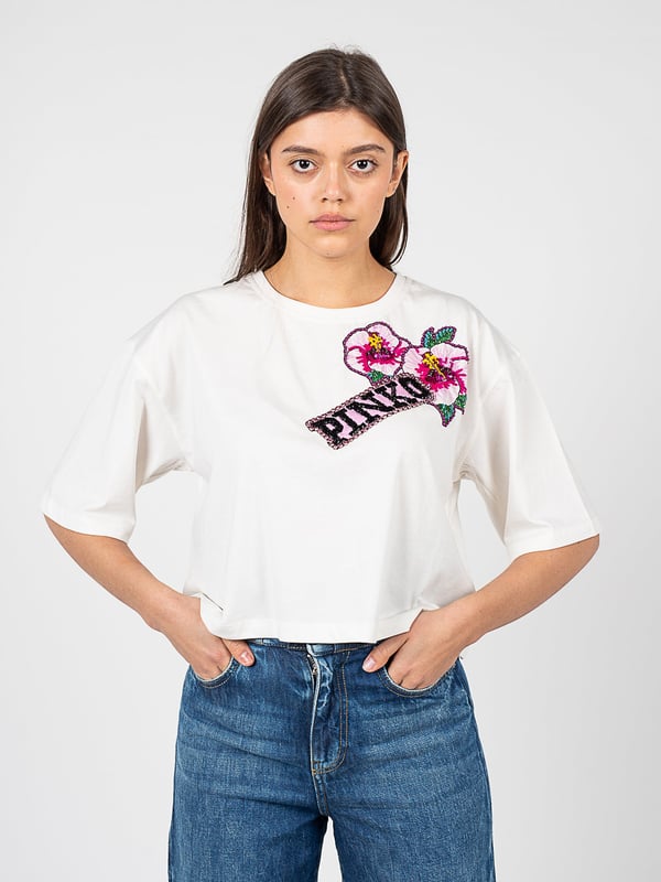 El color uniforme de este producto es un verdadero hit en el mundo de la moda, ya que ofrece elegancia y simplicidad, que se combinan perfectamente con cualquier estilo, al mismo tiempo que destacan el carácter único del portador.

El gran estampado en 3D con un elemento de marca y adornos es un verdadero festín para los ojos, añadiendo profundidad y exclusividad a cualquier atuendo, además de atraer la atención gracias a su precisa ejecución y diseño moderno.

La camiseta corta es la propuesta ideal para los días calurosos, proporcionando comodidad y estilo, mientras permite la libertad de movimiento, lo que la convierte en un elemento esencial del guardarropa de verano.

Producido en Italia, lo que garantiza la más alta calidad de los materiales y la fabricación, además de destacar el prestigio y el lujo asociados con la moda italiana.