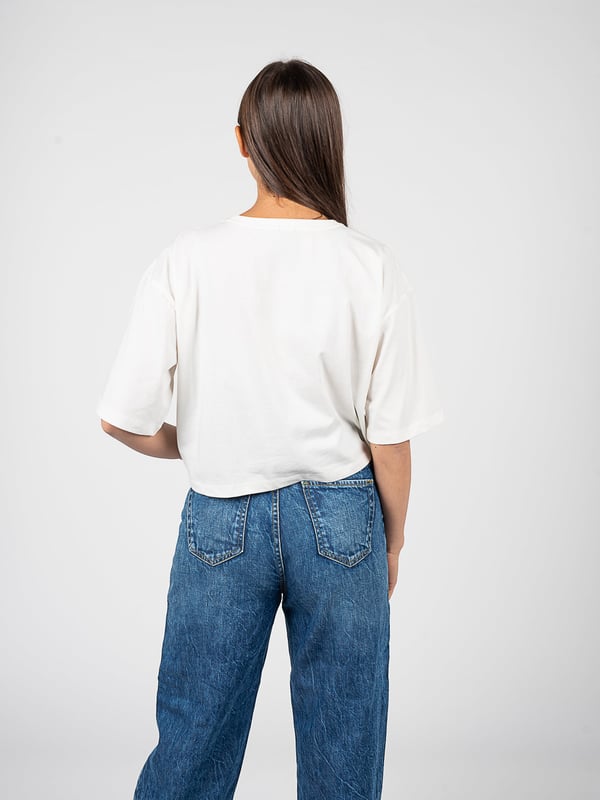 El color uniforme de este producto es un verdadero hit en el mundo de la moda, ya que ofrece elegancia y simplicidad, que se combinan perfectamente con cualquier estilo, al mismo tiempo que destacan el carácter único del portador.

El gran estampado en 3D con un elemento de marca y adornos es un verdadero festín para los ojos, añadiendo profundidad y exclusividad a cualquier atuendo, además de atraer la atención gracias a su precisa ejecución y diseño moderno.

La camiseta corta es la propuesta ideal para los días calurosos, proporcionando comodidad y estilo, mientras permite la libertad de movimiento, lo que la convierte en un elemento esencial del guardarropa de verano.

Producido en Italia, lo que garantiza la más alta calidad de los materiales y la fabricación, además de destacar el prestigio y el lujo asociados con la moda italiana.