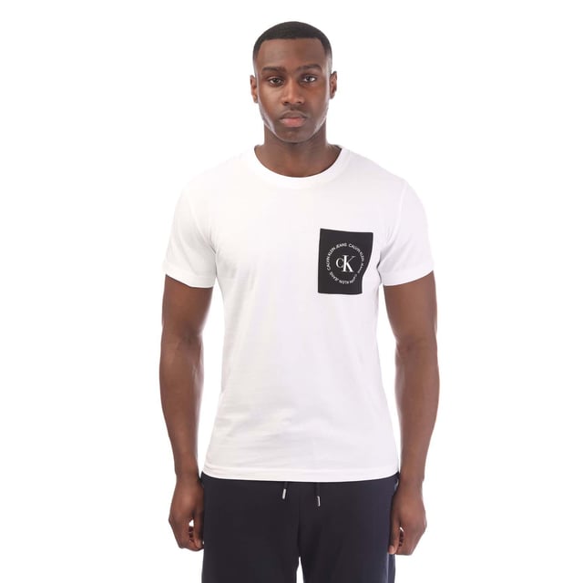 Mens Calvin Klein Round Logo Pocket T-Shirt in white.- Round neck.- Short sleeves.- Chest pocket with round logo.- Regular fit.- 100% Cotton.- Ref: J30J314761YAF