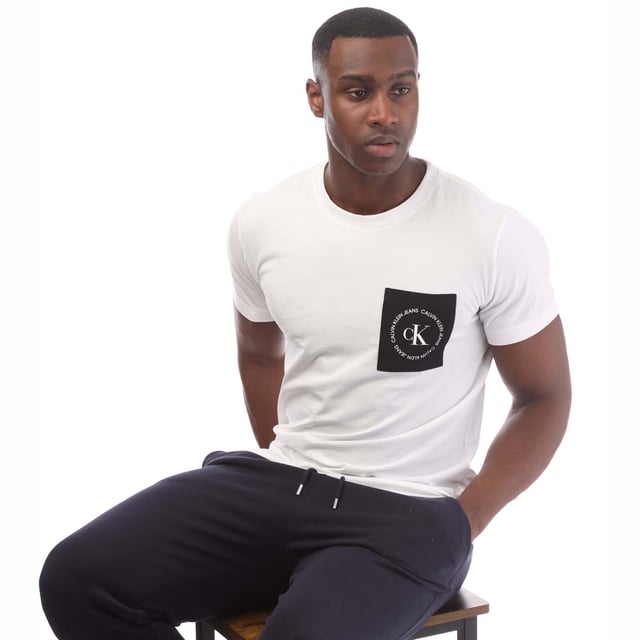 Mens Calvin Klein Round Logo Pocket T-Shirt in white.- Round neck.- Short sleeves.- Chest pocket with round logo.- Regular fit.- 100% Cotton.- Ref: J30J314761YAF
