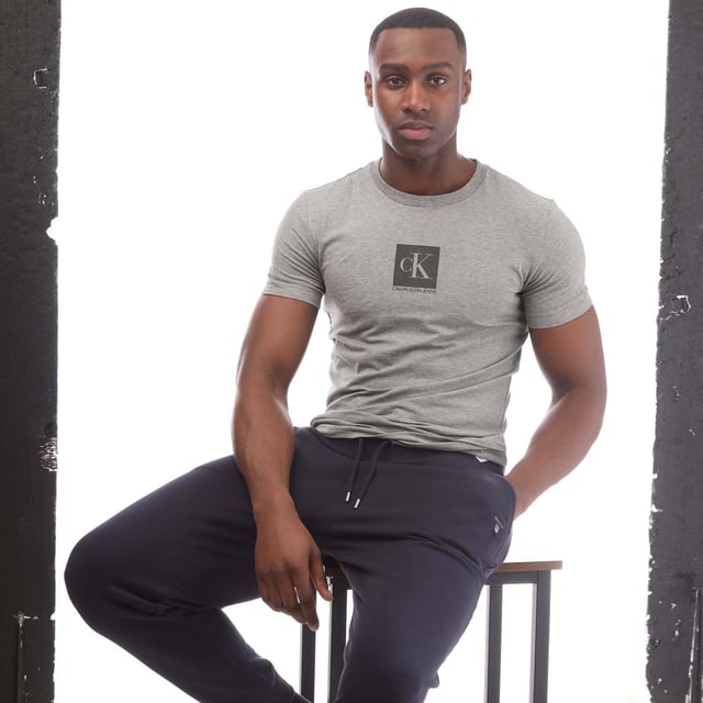 Mens Calvin Klein Monogram Logo T-Shirt in grey.- Ribbed crew neck.- Short sleeves.- Calvin Klein Jeans logo.- Regular fit.- 94% Cotton  6% Elastane.- Ref: J30J314755PF2