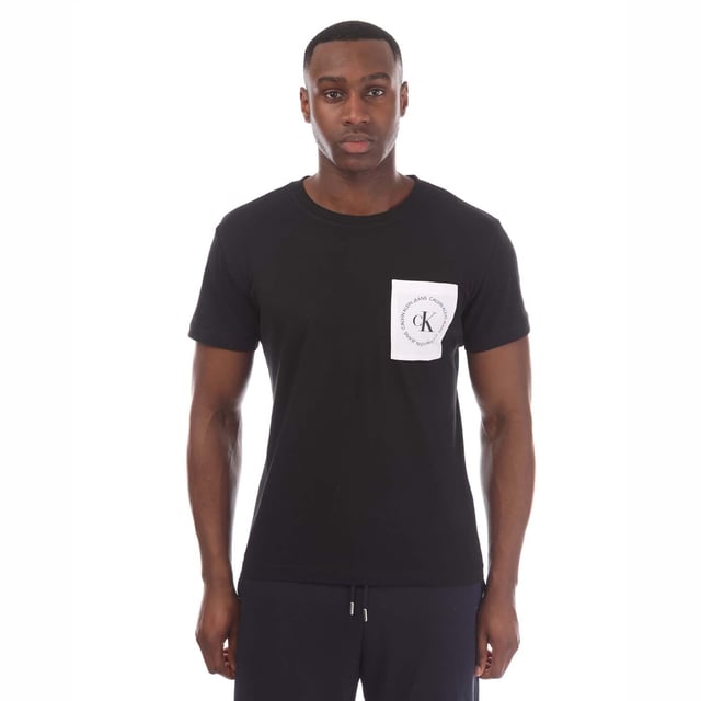Mens Calvin Klein Round Logo Pocket T-Shirt in black.- Round neck.- Short sleeves.- Chest pocket with round logo.- Regular fit.- 100% Cotton.- Ref: J30J314761BAE