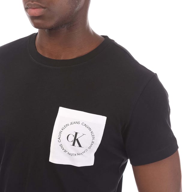 Mens Calvin Klein Round Logo Pocket T-Shirt in black.- Round neck.- Short sleeves.- Chest pocket with round logo.- Regular fit.- 100% Cotton.- Ref: J30J314761BAE