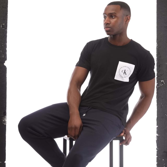 Mens Calvin Klein Round Logo Pocket T-Shirt in black.- Round neck.- Short sleeves.- Chest pocket with round logo.- Regular fit.- 100% Cotton.- Ref: J30J314761BAE