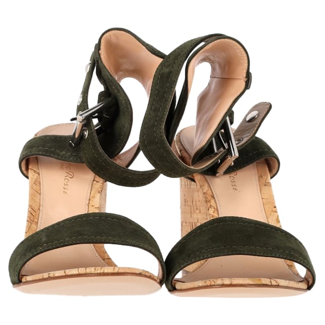 VINTAGE, UVP WIE NEU  
Diese Gianvito Rossi Sandalen umschmeicheln Ihre Füße auf elegante Weise. Gefertigt aus Wildleder, präsentieren sie einen einzigen Riemen auf dem Vorderfuß, einen Knöchelverschluss mit Schnalle und einen Keilabsatz aus Kork. Geschlossene Fersen und offene Zehen verleihen diesem Paar das gewisse Etwas.

Gianvito Rossi Portofino Keilabsatz in grünem Wildleder  
Zustand: Ausgezeichnet  
Tragespuren: Keine sichtbaren Tragespuren. Kein Makel an der Innensohle, sehr leichter Makel an den Sohlen.  
Verpackung: Keine  
Farbe: Grün  
Material: Wildleder  
Größe: EU | 38,5/US8,5  
Maße: Absatzhöhe: 90; Innensohlenlänge: 220  
SKU: NAPPUGBSH457188W