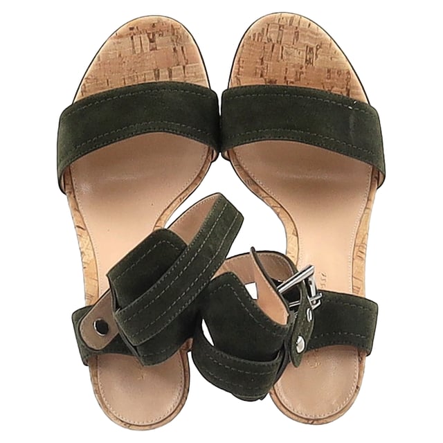 VINTAGE, UVP WIE NEU  
Diese Gianvito Rossi Sandalen umschmeicheln Ihre Füße auf elegante Weise. Gefertigt aus Wildleder, präsentieren sie einen einzigen Riemen auf dem Vorderfuß, einen Knöchelverschluss mit Schnalle und einen Keilabsatz aus Kork. Geschlossene Fersen und offene Zehen verleihen diesem Paar das gewisse Etwas.

Gianvito Rossi Portofino Keilabsatz in grünem Wildleder  
Zustand: Ausgezeichnet  
Tragespuren: Keine sichtbaren Tragespuren. Kein Makel an der Innensohle, sehr leichter Makel an den Sohlen.  
Verpackung: Keine  
Farbe: Grün  
Material: Wildleder  
Größe: EU | 38,5/US8,5  
Maße: Absatzhöhe: 90; Innensohlenlänge: 220  
SKU: NAPPUGBSH457188W