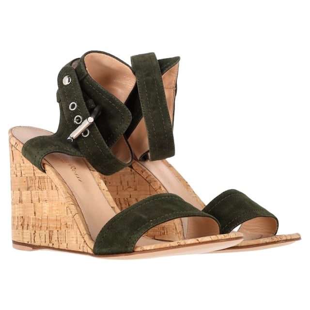 VINTAGE, UVP WIE NEU  
Diese Gianvito Rossi Sandalen umschmeicheln Ihre Füße auf elegante Weise. Gefertigt aus Wildleder, präsentieren sie einen einzigen Riemen auf dem Vorderfuß, einen Knöchelverschluss mit Schnalle und einen Keilabsatz aus Kork. Geschlossene Fersen und offene Zehen verleihen diesem Paar das gewisse Etwas.

Gianvito Rossi Portofino Keilabsatz in grünem Wildleder  
Zustand: Ausgezeichnet  
Tragespuren: Keine sichtbaren Tragespuren. Kein Makel an der Innensohle, sehr leichter Makel an den Sohlen.  
Verpackung: Keine  
Farbe: Grün  
Material: Wildleder  
Größe: EU | 38,5/US8,5  
Maße: Absatzhöhe: 90; Innensohlenlänge: 220  
SKU: NAPPUGBSH457188W