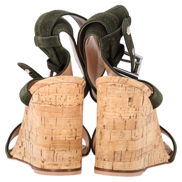 VINTAGE, UVP WIE NEU  
Diese Gianvito Rossi Sandalen umschmeicheln Ihre Füße auf elegante Weise. Gefertigt aus Wildleder, präsentieren sie einen einzigen Riemen auf dem Vorderfuß, einen Knöchelverschluss mit Schnalle und einen Keilabsatz aus Kork. Geschlossene Fersen und offene Zehen verleihen diesem Paar das gewisse Etwas.

Gianvito Rossi Portofino Keilabsatz in grünem Wildleder  
Zustand: Ausgezeichnet  
Tragespuren: Keine sichtbaren Tragespuren. Kein Makel an der Innensohle, sehr leichter Makel an den Sohlen.  
Verpackung: Keine  
Farbe: Grün  
Material: Wildleder  
Größe: EU | 38,5/US8,5  
Maße: Absatzhöhe: 90; Innensohlenlänge: 220  
SKU: NAPPUGBSH457188W