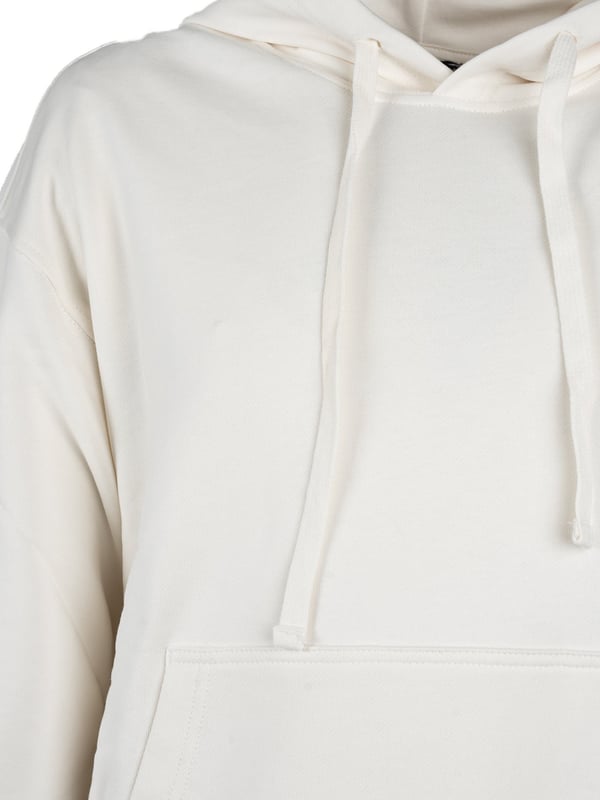 La sudadera con capucha es la elección perfecta para aquellos que valoran la comodidad y el estilo, y su diseño universal hace que sea adecuada tanto para estilizaciones deportivas como cotidianas.

Un gran estampado en la espalda llama la atención y le da a la sudadera un carácter único, permitiendo expresar la individualidad y destacarse en la multitud.

Los puños elásticos en las mangas ofrecen no solo comodidad al vestir, sino que también protegen del frío, ajustándose perfectamente a las muñecas y manteniendo el calor interior.

Un gran bolsillo en el frente no es solo un elemento práctico que puede albergar todos los detalles necesarios, sino que también le da a la sudadera un estilo casual y relajado, facilitando el acceso rápido a las cosas más importantes, como el teléfono o las llaves.

El 100% algodón garantiza no sólo suavidad y transpirabilidad, sino también durabilidad, lo que permite que la sudadera mantenga sus propiedades incluso después de muchos lavados, asegurando comodidad durante mucho tiempo.