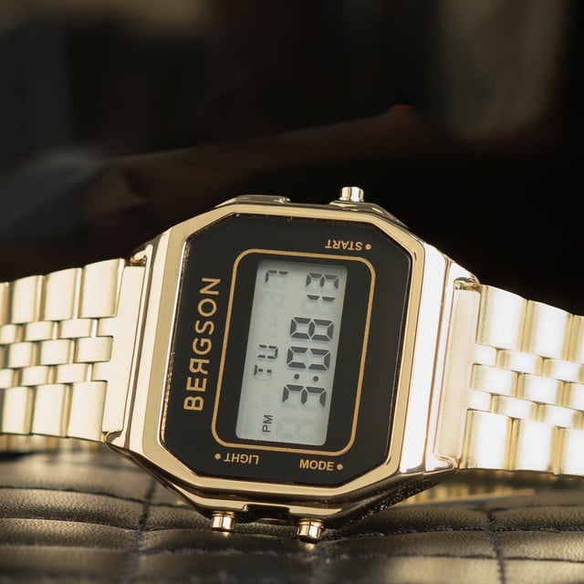 Bergson Retro Watch Oro Descubre el estilo y la elegancia de este reloj unisex Bergson, modelo Retro BGW8159U3AR. Este reloj de cuarzo unisex en color dorado no debe faltar en tu colección. Esta prenda imprescindible combina un estilo elegante con un aspecto clásico y vintage que atrae tanto a mujeres como a hombres. Con su esfera digital y funciones adicionales como cronómetro, visualización de fecha y hora y alarma, este reloj para mujeres y hombres ofrece no solo una apariencia encantadora sino también practicidad. Con una resistencia al agua de 3 ATM, es apto para el uso diario. Un hermoso regalo para dar y recibir, este reloj Bergson encarna clase atemporal y funcionalidad para cualquier ocasión. Puede comprar el reloj de pulsera unisex Bergson con descuento en oferta. Reloj retro Bergson unisex dorado en oferta El reloj de cuarzo unisex Bergson Retro BGW8159U3AR combina un estilo retro atemporal con una funcionalidad moderna. Con una caja de reloj de 34 mm y una esfera digital negra vintage, irradia elegancia clásica. El vidrio mineral y la carcasa de acero inoxidable brindan durabilidad y protección. Los detalles en color dorado añaden un toque de glamour. Este reloj multifuncional tiene un cronógrafo preciso, alarma, visualización de fecha y hora y función de cronómetro. El cierre de seguridad mantiene el reloj seguro en la muñeca. Es una combinación perfecta de encanto retro y tecnología moderna, lo que lo convierte en un accesorio esencial para cualquier persona preocupada por el estilo. Compre el reloj de cuarzo unisex Bergson en oferta ahora Ver todos los modelos relojes.