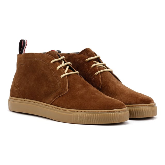 Ben Sherman Parka Herren Wildleder Stiefel In Braun Chukka Stiefel mit einem hochwertigen Wildleder-Obermaterial für einen eleganten, zeitlosen Look. Verfügt über eine strapazierfähige Gummisohle für überragende Traktion und Komfort. Perfekt für lässige und smart-casual Styling.