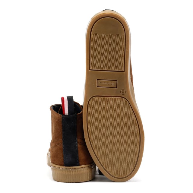 Ben Sherman Parka Herren Wildleder Stiefel In Braun Chukka Stiefel mit einem hochwertigen Wildleder-Obermaterial für einen eleganten, zeitlosen Look. Verfügt über eine strapazierfähige Gummisohle für überragende Traktion und Komfort. Perfekt für lässige und smart-casual Styling.