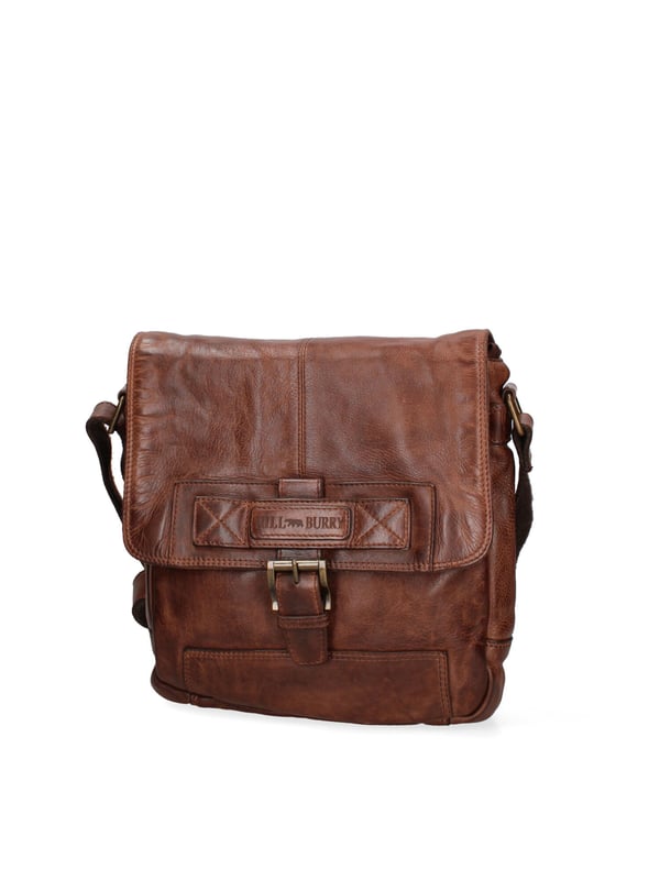 Bolso bandolera para hombre. El cierre es con botón magnético. Hay dos bolsillos internos con cremalleras. Los bolsillos externos son uno delantero con cremallera y otro trasero con cremallera. La bandolera es ajustable en piel. Falta el mango. Hay dos compartimentos internos. El material exterior es auténtica piel de becerro engrasada. Internamente está forrado en tejido 70% algodón - 30% poliéster. Medidas: 26x31x8 cm. Producto de moda