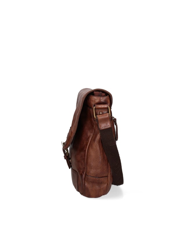 Bolso bandolera para hombre. El cierre es con botón magnético. Hay dos bolsillos internos con cremalleras. Los bolsillos externos son uno delantero con cremallera y otro trasero con cremallera. La bandolera es ajustable en piel. Falta el mango. Hay dos compartimentos internos. El material exterior es auténtica piel de becerro engrasada. Internamente está forrado en tejido 70% algodón - 30% poliéster. Medidas: 26x31x8 cm. Producto de moda