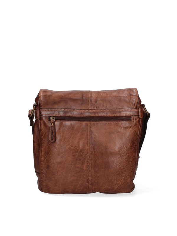 Bolso bandolera para hombre. El cierre es con botón magnético. Hay dos bolsillos internos con cremalleras. Los bolsillos externos son uno delantero con cremallera y otro trasero con cremallera. La bandolera es ajustable en piel. Falta el mango. Hay dos compartimentos internos. El material exterior es auténtica piel de becerro engrasada. Internamente está forrado en tejido 70% algodón - 30% poliéster. Medidas: 26x31x8 cm. Producto de moda