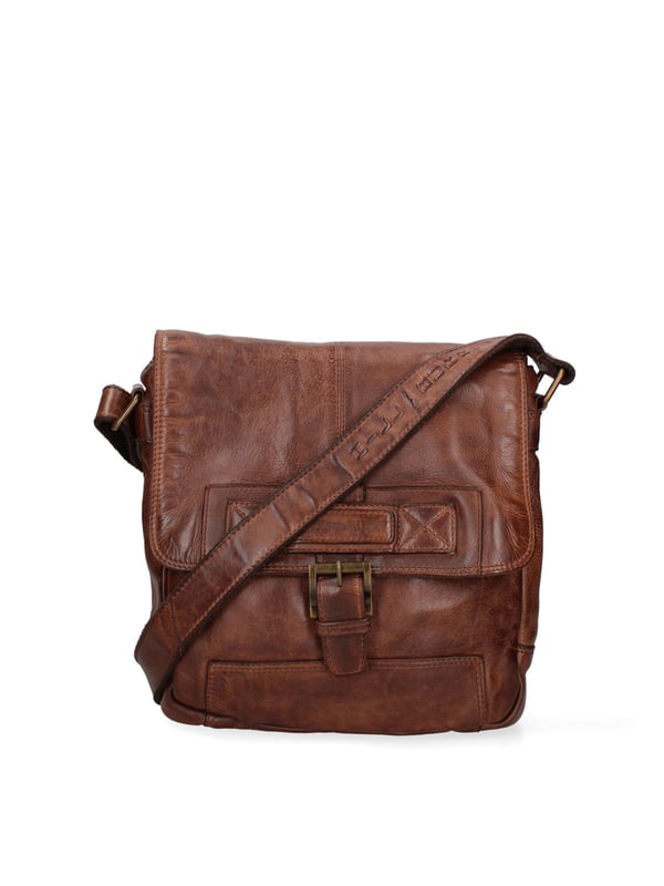 Bolso bandolera para hombre. El cierre es con botón magnético. Hay dos bolsillos internos con cremalleras. Los bolsillos externos son uno delantero con cremallera y otro trasero con cremallera. La bandolera es ajustable en piel. Falta el mango. Hay dos compartimentos internos. El material exterior es auténtica piel de becerro engrasada. Internamente está forrado en tejido 70% algodón - 30% poliéster. Medidas: 26x31x8 cm. Producto de moda