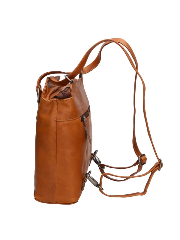 Bolso bandolera convertible en mochila de hombre. El cierre es con cremallera. Los bolsillos internos son dos con cremallera y dos abiertos. Los bolsillos externos son uno en la espalda con cremallera. La bandolera es ajustable en piel. El mango es de piel. Hay dos compartimentos internos. El material exterior es auténtica piel de becerro engrasada. Internamente está forrado en tejido 70% algodón - 30% poliéster. Medidas: 19x27x11 cm. Producto de moda