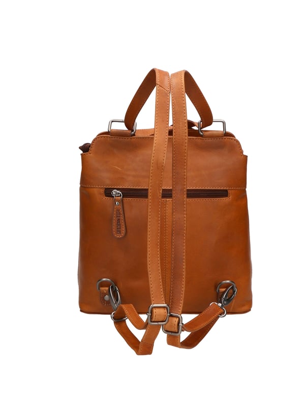 Bolso bandolera convertible en mochila de hombre. El cierre es con cremallera. Los bolsillos internos son dos con cremallera y dos abiertos. Los bolsillos externos son uno en la espalda con cremallera. La bandolera es ajustable en piel. El mango es de piel. Hay dos compartimentos internos. El material exterior es auténtica piel de becerro engrasada. Internamente está forrado en tejido 70% algodón - 30% poliéster. Medidas: 19x27x11 cm. Producto de moda