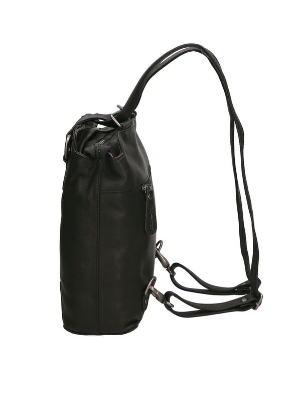 Bolso bandolera convertible en mochila de hombre. El cierre es con cremallera. Los bolsillos internos son dos con cremallera y dos abiertos. Los bolsillos externos son uno en la espalda con cremallera. La bandolera es ajustable en piel. El mango es de piel. Hay dos compartimentos internos. El material exterior es auténtica piel de becerro engrasada. Internamente está forrado en tejido 70% algodón - 30% poliéster. Medidas: 19x27x11 cm. Producto de moda