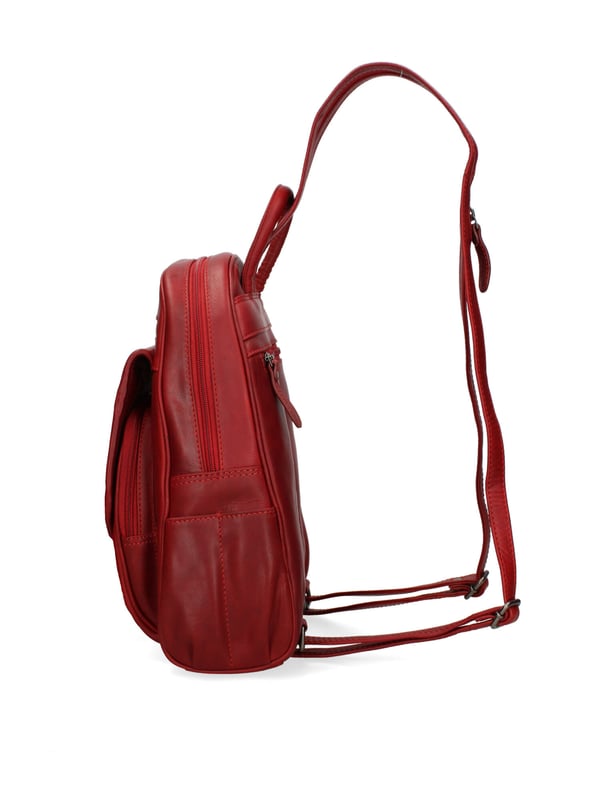 Mochila de hombre. El cierre es con cremallera. Los bolsillos internos son uno con cremallera y otro abierto. Los bolsillos externos son uno en la parte delantera con cremallera, uno en la parte delantera con botón magnético y otro en la parte trasera con cremallera. Falta la correa para el hombro. El mango es de piel. Hay un compartimento interno. El material exterior es auténtica piel de becerro engrasada. Internamente está forrado en tejido 70% algodón - 30% poliéster. Medidas: 33x25x11 cm. Producto de moda