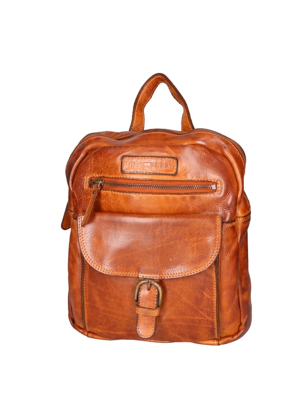 Mochila de hombre. El cierre es con cremallera. Los bolsillos internos son uno con cremallera y dos abiertos. Los bolsillos externos son uno delantero con cremallera y otro trasero con cremallera. Falta la correa para el hombro. El mango es de piel. Hay un compartimento interno. El material exterior es auténtica piel de becerro engrasada. Internamente está forrado en tejido 70% algodón - 30% poliéster. Medidas: 24x27x9 cm. Producto de moda