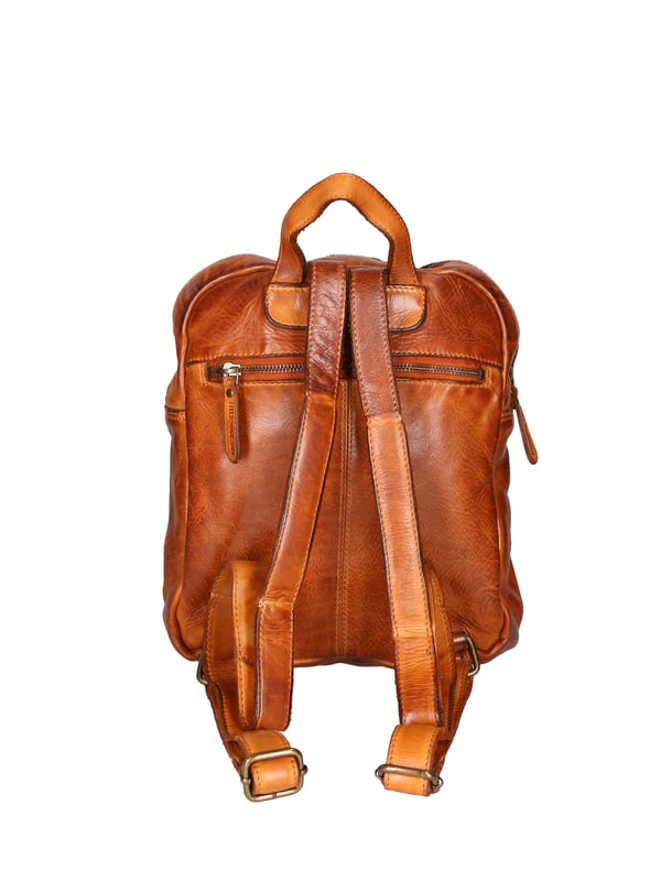 Mochila de hombre. El cierre es con cremallera. Los bolsillos internos son uno con cremallera y dos abiertos. Los bolsillos externos son uno delantero con cremallera y otro trasero con cremallera. Falta la correa para el hombro. El mango es de piel. Hay un compartimento interno. El material exterior es auténtica piel de becerro engrasada. Internamente está forrado en tejido 70% algodón - 30% poliéster. Medidas: 24x27x9 cm. Producto de moda