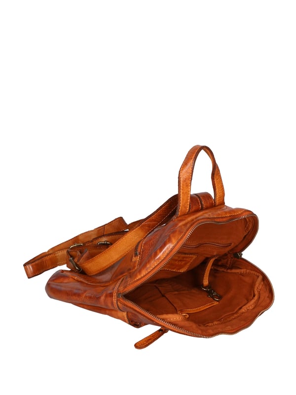 Mochila de hombre. El cierre es con cremallera. Los bolsillos internos son uno con cremallera y dos abiertos. Los bolsillos externos son uno delantero con cremallera y otro trasero con cremallera. Falta la correa para el hombro. El mango es de piel. Hay un compartimento interno. El material exterior es auténtica piel de becerro engrasada. Internamente está forrado en tejido 70% algodón - 30% poliéster. Medidas: 24x27x9 cm. Producto de moda