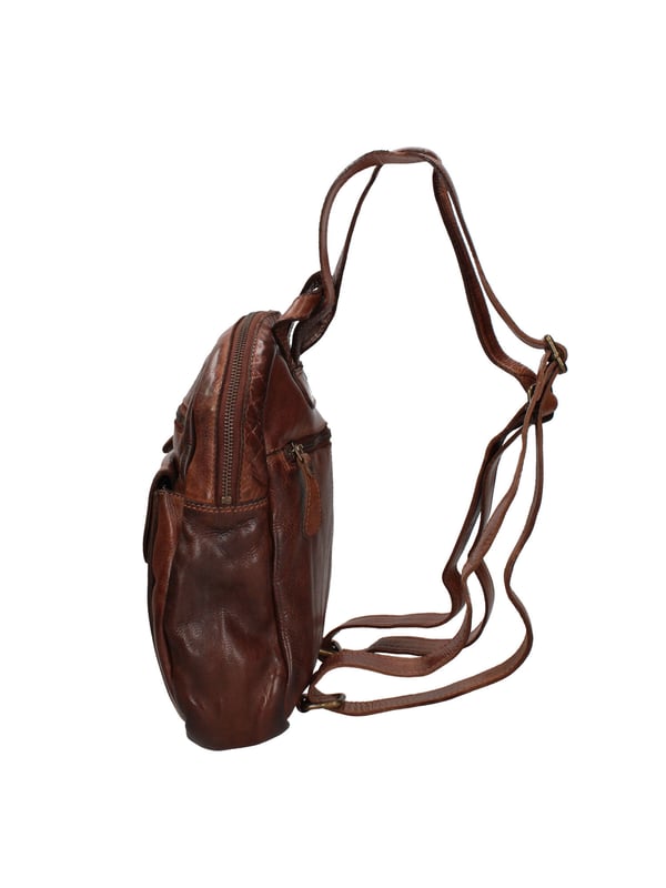 Mochila de hombre. El cierre es con cremallera. Los bolsillos internos son uno con cremallera y dos abiertos. Los bolsillos externos son uno delantero con cremallera y otro trasero con cremallera. Falta la correa para el hombro. El mango es de piel. Hay un compartimento interno. El material exterior es auténtica piel de becerro engrasada. Internamente está forrado en tejido 70% algodón - 30% poliéster. Medidas: 24x27x9 cm. Producto de moda