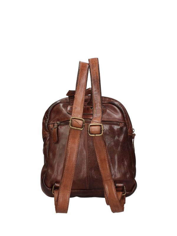 Mochila de hombre. El cierre es con cremallera. Los bolsillos internos son uno con cremallera y dos abiertos. Los bolsillos externos son uno delantero con cremallera y otro trasero con cremallera. Falta la correa para el hombro. El mango es de piel. Hay un compartimento interno. El material exterior es auténtica piel de becerro engrasada. Internamente está forrado en tejido 70% algodón - 30% poliéster. Medidas: 24x27x9 cm. Producto de moda