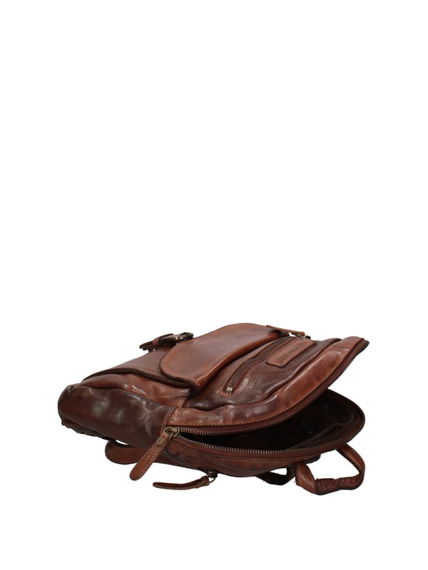 Mochila de hombre. El cierre es con cremallera. Los bolsillos internos son uno con cremallera y dos abiertos. Los bolsillos externos son uno delantero con cremallera y otro trasero con cremallera. Falta la correa para el hombro. El mango es de piel. Hay un compartimento interno. El material exterior es auténtica piel de becerro engrasada. Internamente está forrado en tejido 70% algodón - 30% poliéster. Medidas: 24x27x9 cm. Producto de moda