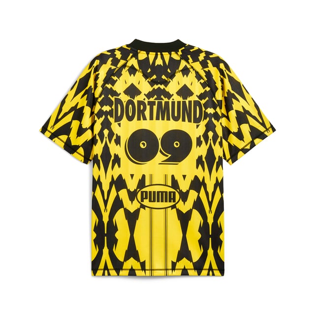 PRODUCT STORY: Express your passion for Die Schwarzgelben while making an everyday style statement in this retro-inspired jersey. The iconic club crest, short sleeves and regular fit let you showcase your BVB pride in comfort. FEATURES & BENEFITS: Made with at least 50% recycled materials. DETAILS: Regular fit; 190 gsm, Piqué; Crew neck; Short sleeves; Official team branding.  Our model is 188 cm tall and is wearing size M UK.