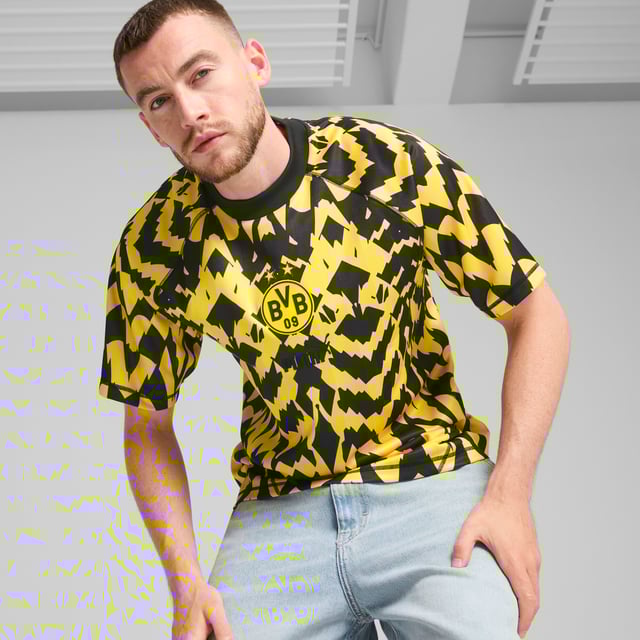 PRODUCT STORY: Express your passion for Die Schwarzgelben while making an everyday style statement in this retro-inspired jersey. The iconic club crest, short sleeves and regular fit let you showcase your BVB pride in comfort. FEATURES & BENEFITS: Made with at least 50% recycled materials. DETAILS: Regular fit; 190 gsm, Piqué; Crew neck; Short sleeves; Official team branding.  Our model is 188 cm tall and is wearing size M UK.
