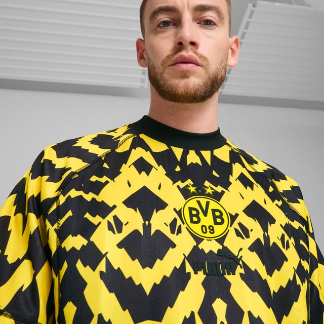 PRODUCT STORY: Express your passion for Die Schwarzgelben while making an everyday style statement in this retro-inspired jersey. The iconic club crest, short sleeves and regular fit let you showcase your BVB pride in comfort. FEATURES & BENEFITS: Made with at least 50% recycled materials. DETAILS: Regular fit; 190 gsm, Piqué; Crew neck; Short sleeves; Official team branding.  Our model is 188 cm tall and is wearing size M UK.
