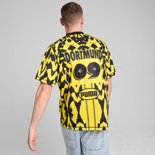 PRODUCT STORY: Express your passion for Die Schwarzgelben while making an everyday style statement in this retro-inspired jersey. The iconic club crest, short sleeves and regular fit let you showcase your BVB pride in comfort. FEATURES & BENEFITS: Made with at least 50% recycled materials. DETAILS: Regular fit; 190 gsm, Piqué; Crew neck; Short sleeves; Official team branding.  Our model is 188 cm tall and is wearing size M UK.